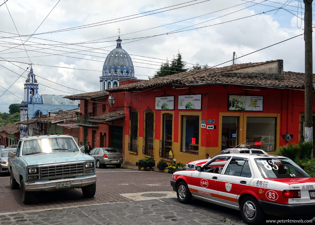 Busy street with Iglesia de la Luz in the background